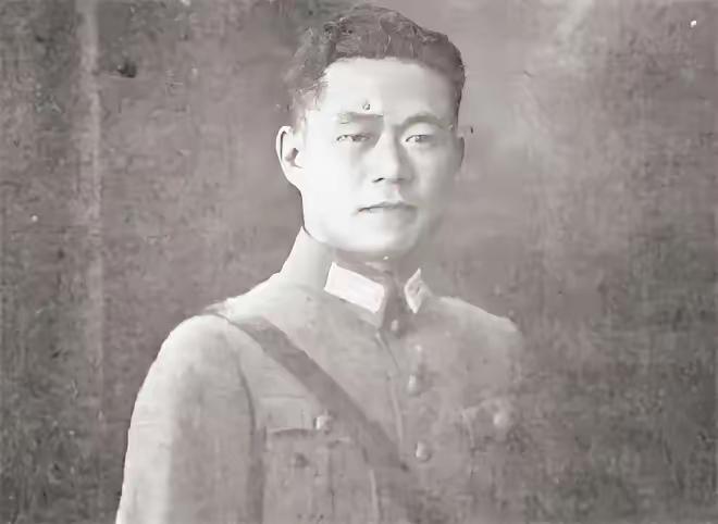 邱清泉战死后，妻子携5子逃往台湾，次子突然转身：“我不走，我要留下继续读书。”