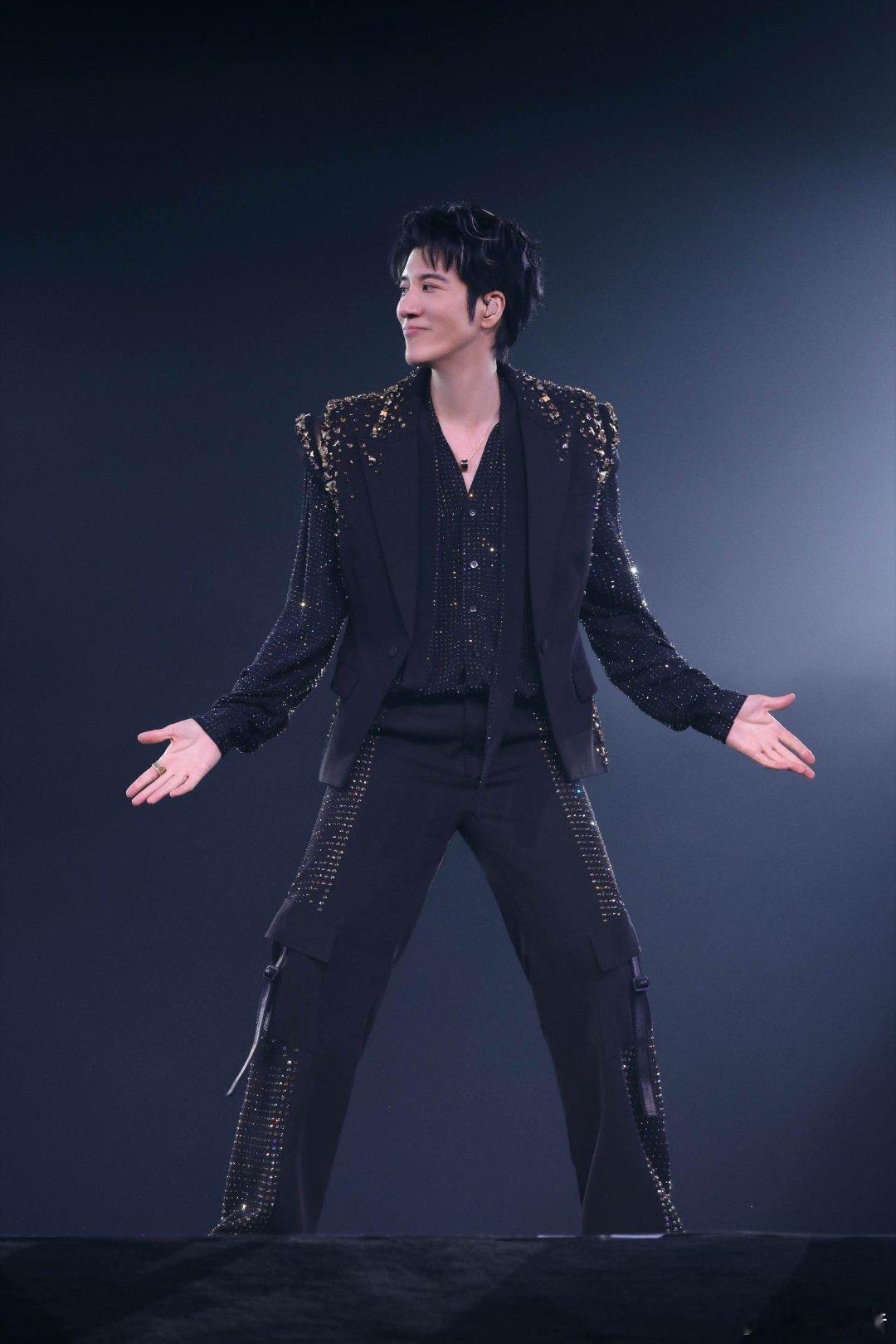 谁能拒绝 这老钱风笑声啊！学历、相貌、声音每点单拎都老钱的可怕！演唱会舞台状态绝