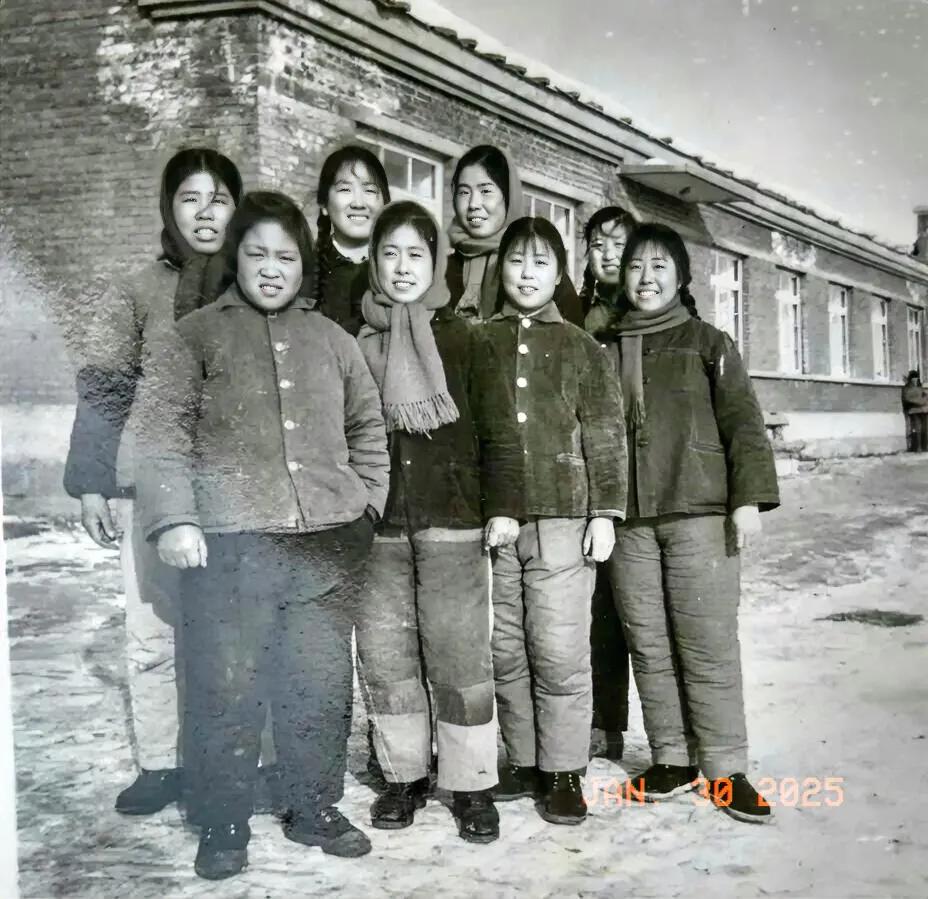 1971年在新春佳节到来之际，黑龙江省生产建设兵团八名女战士，在集体宿舍前的合影