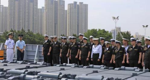 站在 052D 的垂发前，俄罗斯海军没有一个笑的

这是 7 月 8 号中俄联合