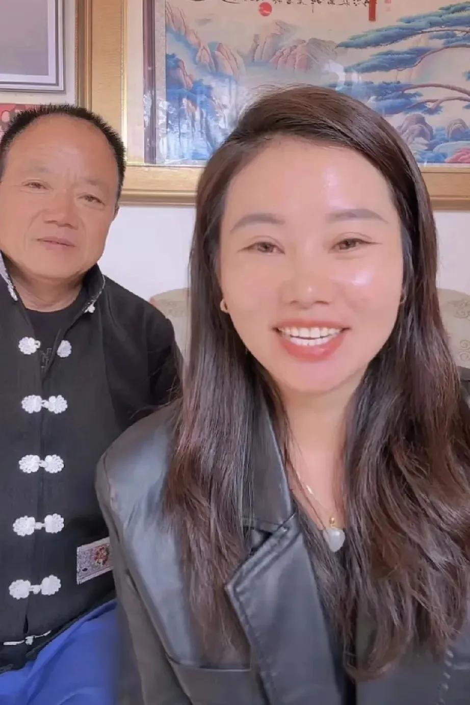 洋妞花今天直播收到礼物，紧张的匆匆下播。

以往她直播都不会开礼物功能呢，但是今
