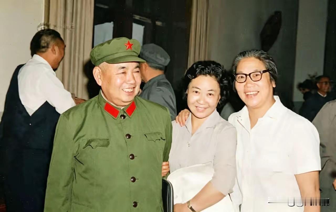 80年代，许世友和郭兰英、常香玉两会合影，一个将军两个角儿

一张老照片，80年