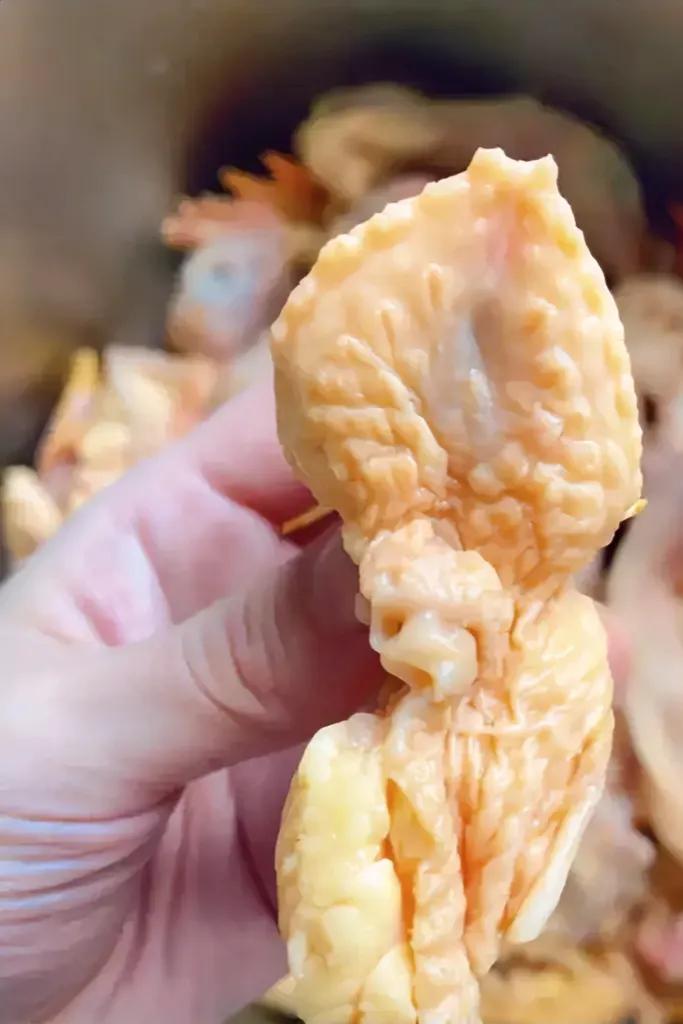 在菜市场闲逛时，我注意到鸡肉摊老板摊位下散落着一堆鸡屁股。

好奇心驱使下，我忍