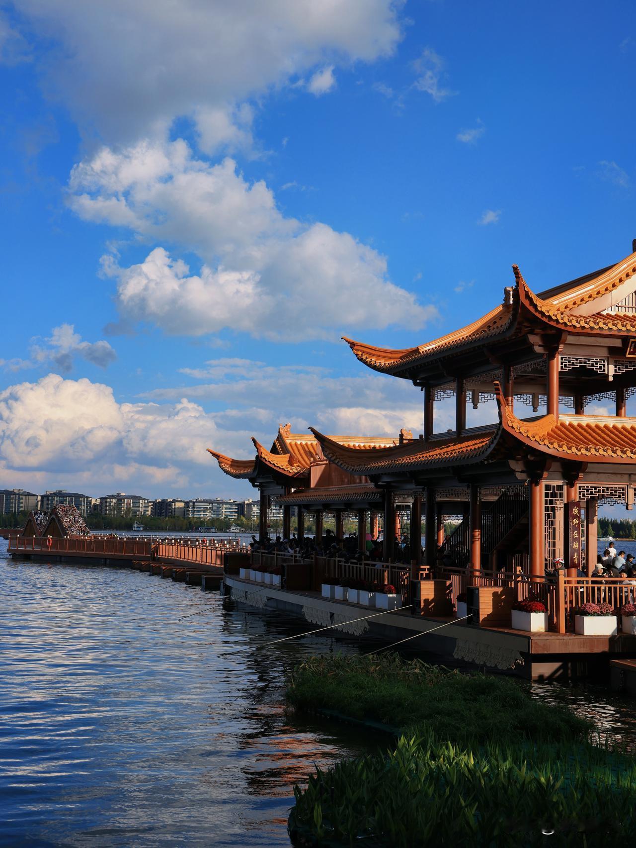 昆明旅游玩什么？滇池必不可少！去看看新晋的滇池草海开合浮桥吧！畅游东风坝，冬季顺