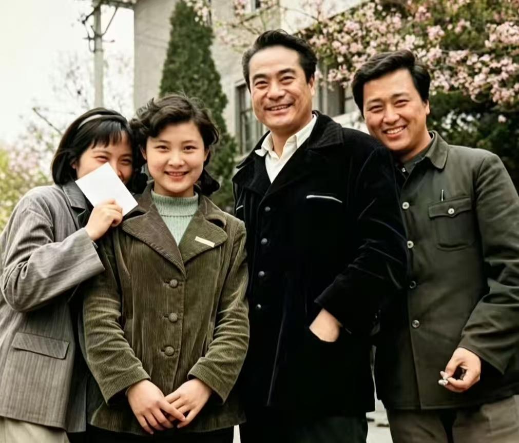 八十年代初，四位当红影星同框。他们是谁呢？小编罗列下他们主演的电影代表作，请网友