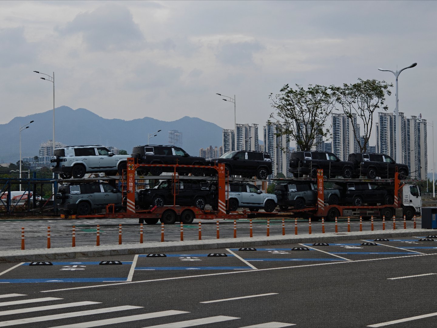 最近几次往返广深，在深山服务区，一直回看到很多拉着方程豹的板车。每一次都会，而且