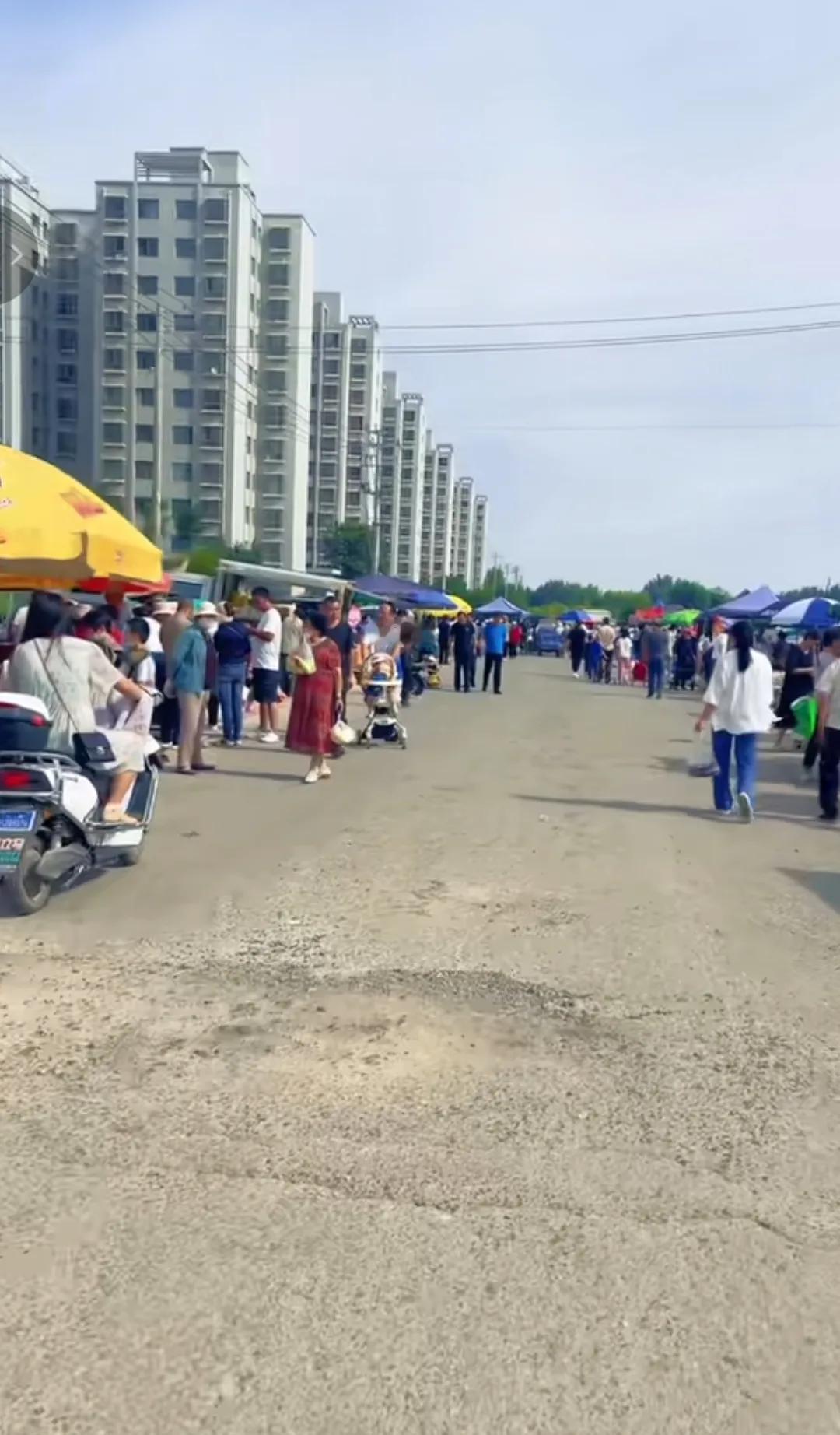 武威，小车失控，3死7伤，撞向了小区附近的，菜市场的菜摊，这能开车进去？这往哪开