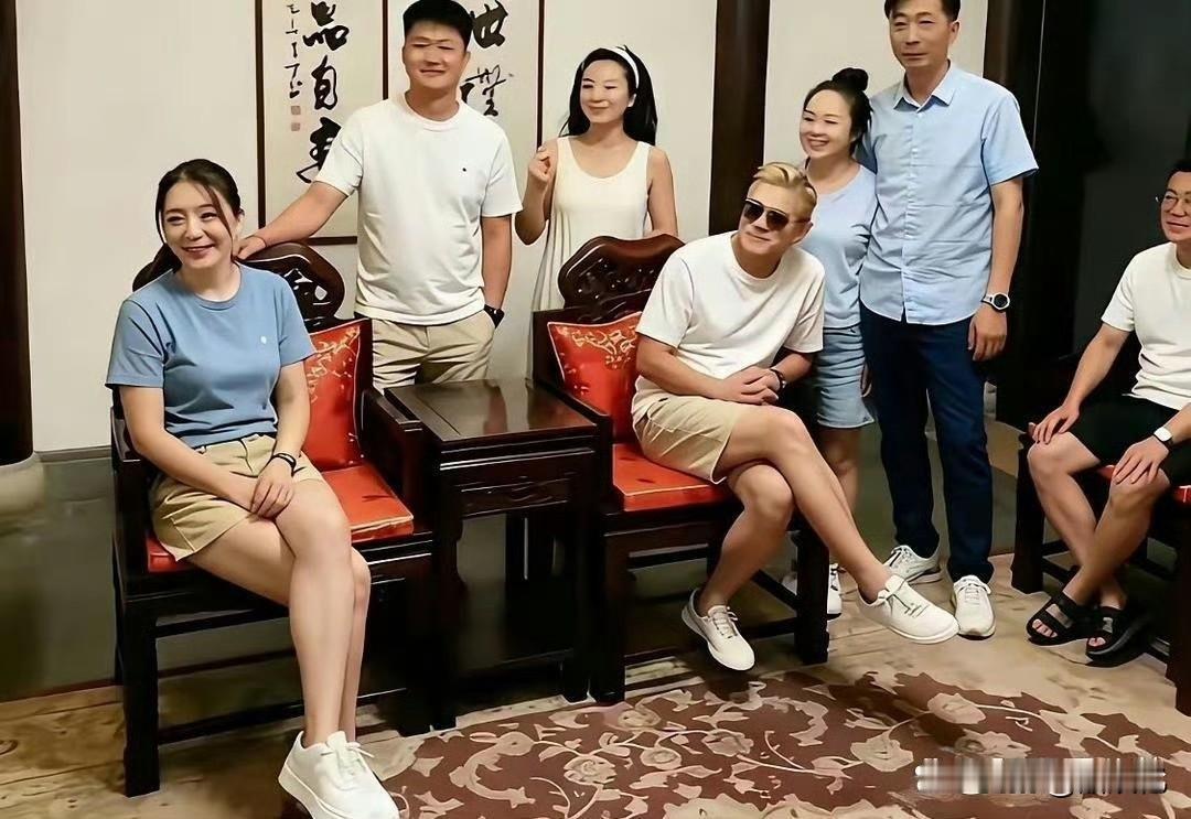 这是郭富城在丈母娘家的状态！
说个扎心的，他年纪居然比岳父还要大两岁。
 
两个