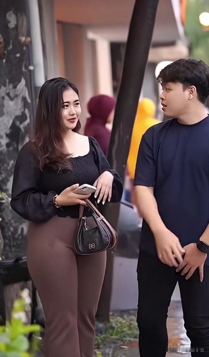 “大龄剩女”这词，就是带着偏见的标签。为啥三十岁单身男人是“黄金单身汉”，女人就