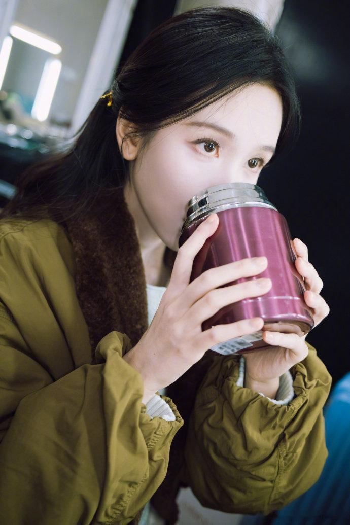 陈都灵社恐变社牛社恐陈都灵 陈都灵社恐变社牛，吃的饱饱的，社牛嘟嘟可爱的，期待住