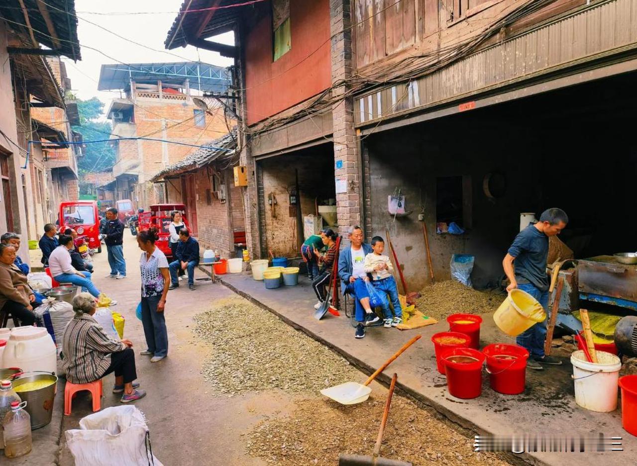 怀念村口的油坊了。那个时候，大一点的村子都有油坊，每到过年，至油坊最忙的时候了。