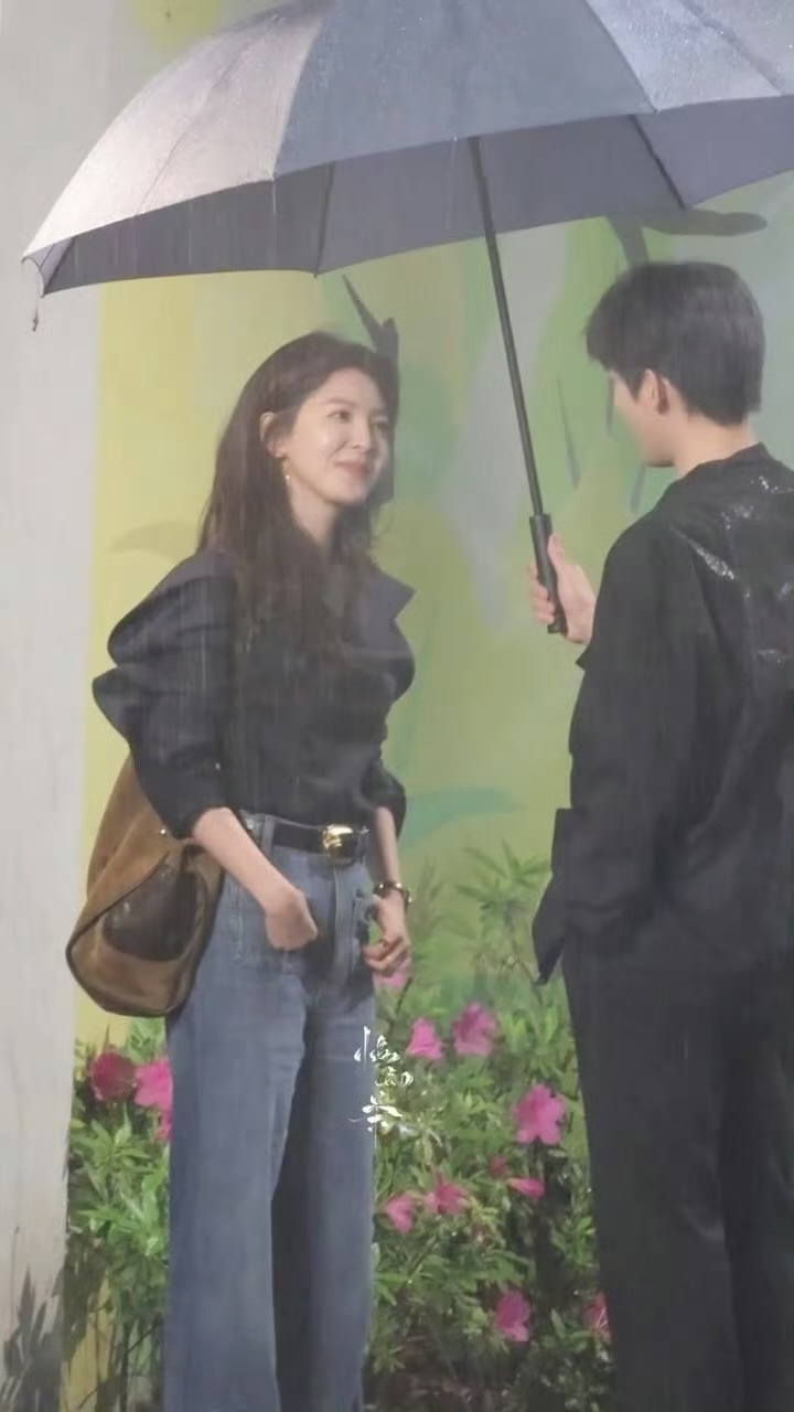 王安宇把伞都打给了章若楠，“爱是一把会倾斜的伞”看得我嘴角直上扬😋 