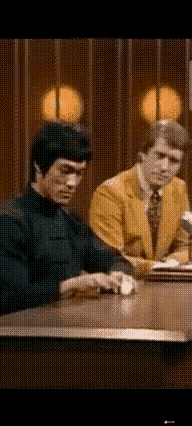 一代武打巨星李小龙。