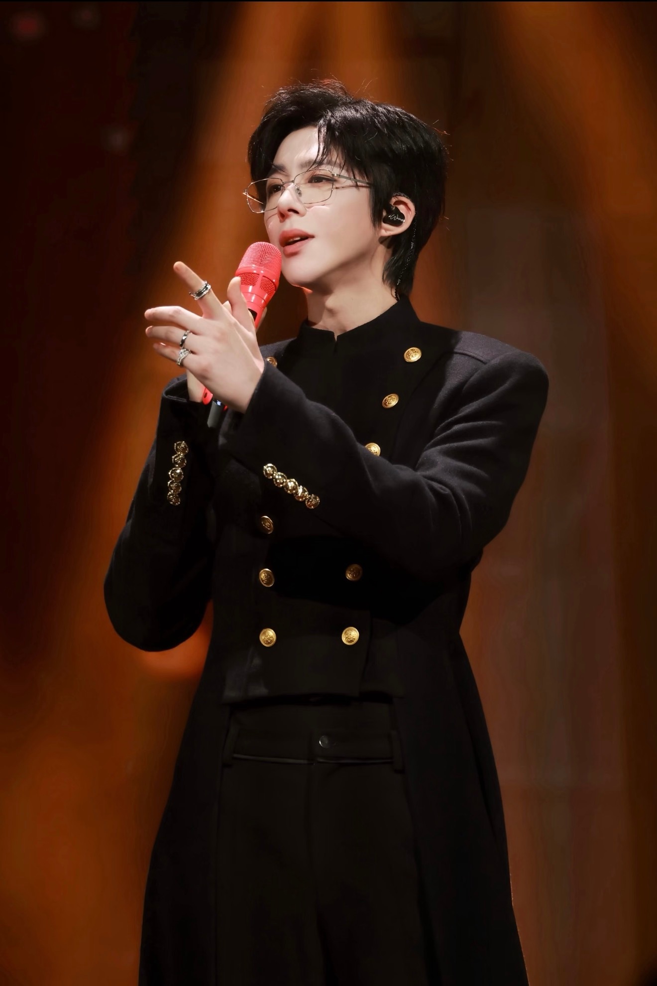 刘宇宁为央视商战剧《大生意人》演唱的主题曲《万两》MV今日正式上线，MV由剧方联