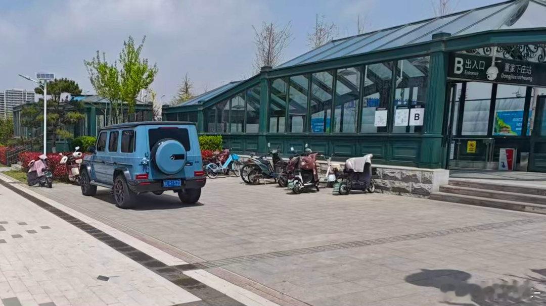 汽车  开大G换乘地铁，看出来油价贵了。奔驰g