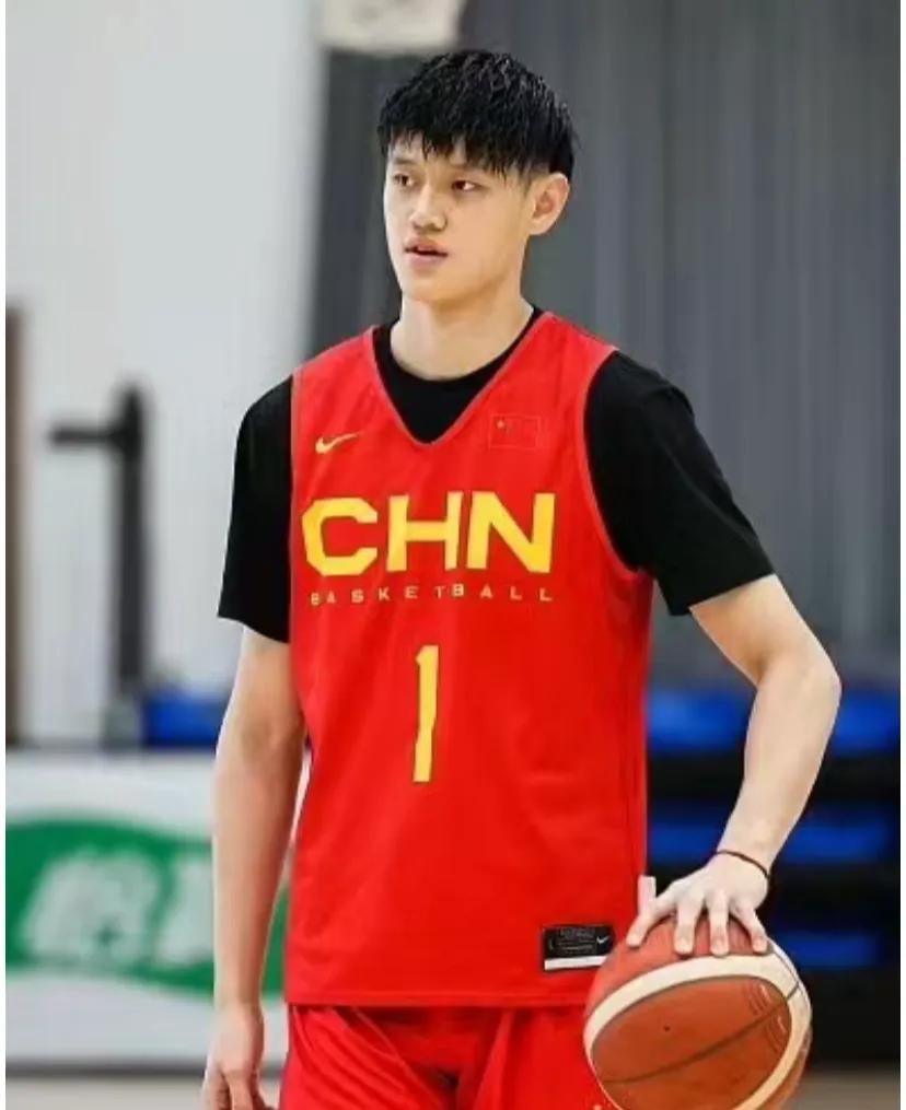 中国男篮名单裁减3人，14人出征德国超级杯
据北青报发出来的消息，中国男篮有三名