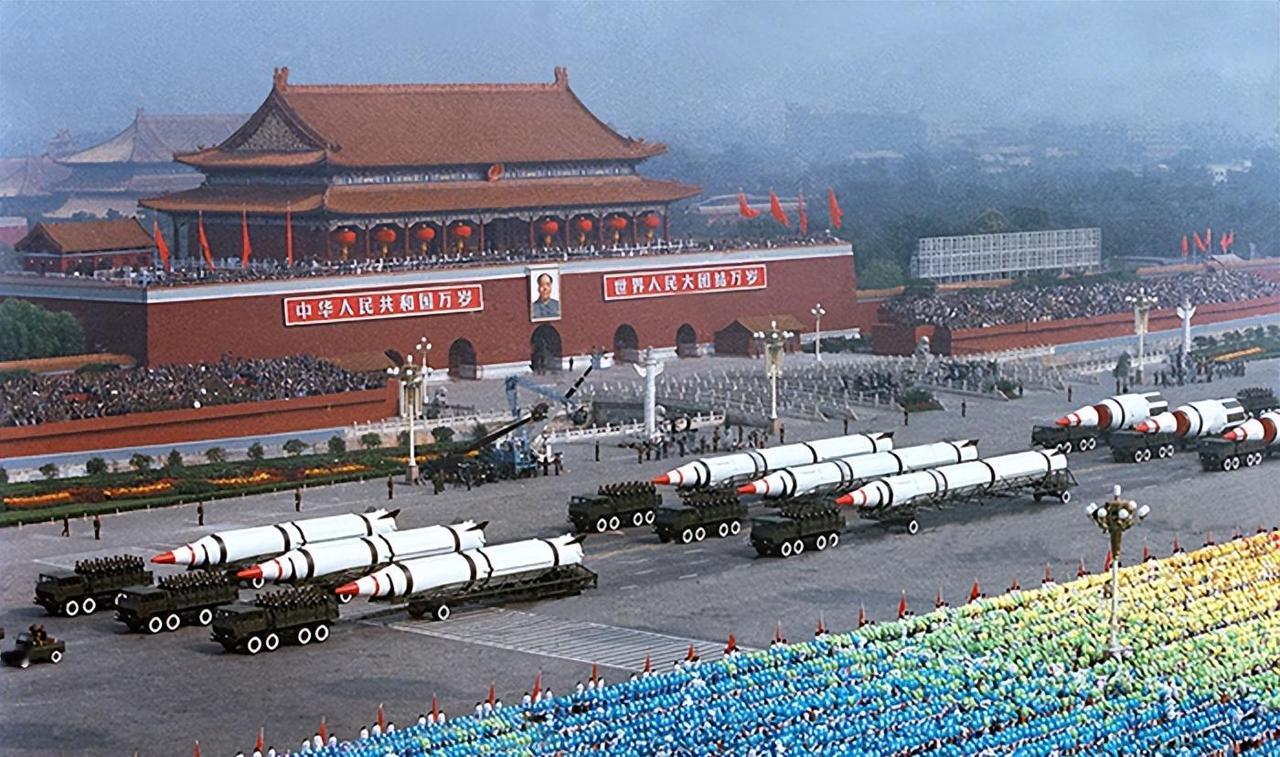 这是一张令人感动的老照片，秦基伟夫人唐贤美为丈夫、开国中将秦基伟整理军装，因为他