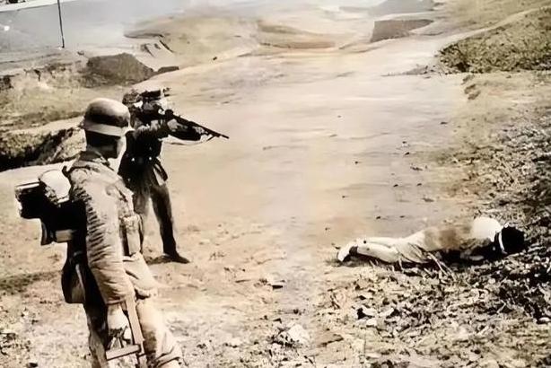 解气！1946年枪决日本战犯，他临死狂喊天皇万岁，士兵当场换冲锋枪

1946年