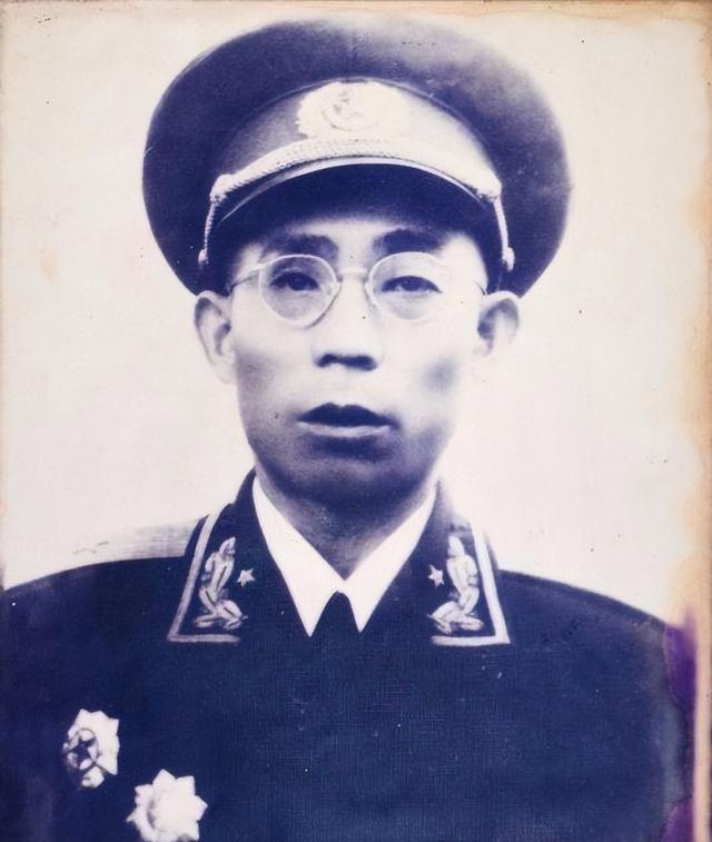 1939年，八路军715团打了胜仗，团长看中了一支手枪，想留着，政委却坚持上交，