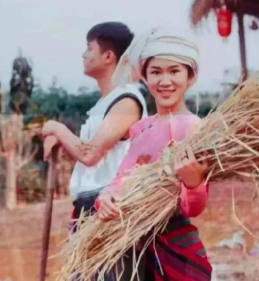 知青杨俊在云南傣乡被马蜂蜇伤眼睛，傣族大嫂用奶汁给他疗伤。哪料，大嫂却因此被丈夫