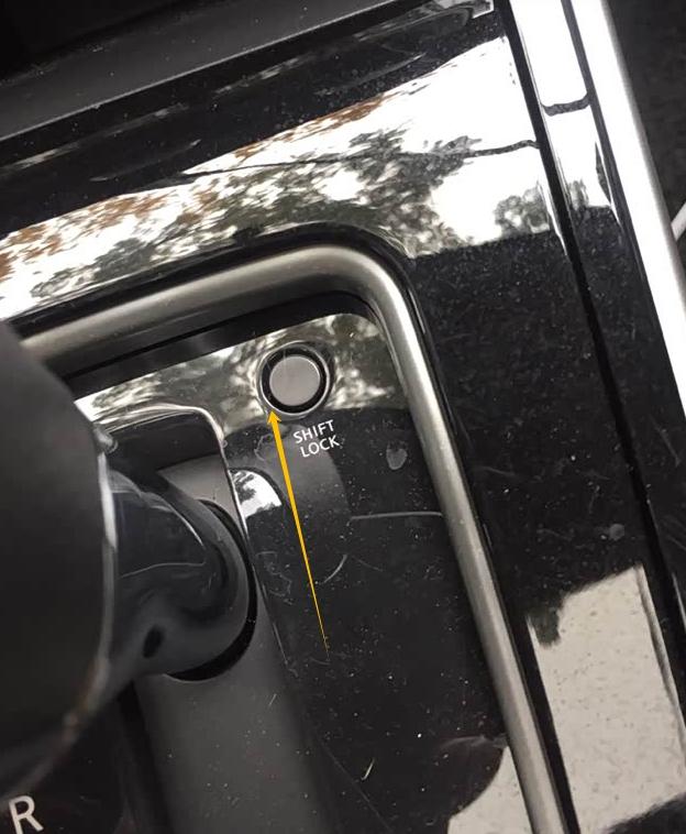 自动档车电瓶亏电挪车不用叫拖车？换挡应急解锁键，可谓自救必备神器！
不少自动挡车