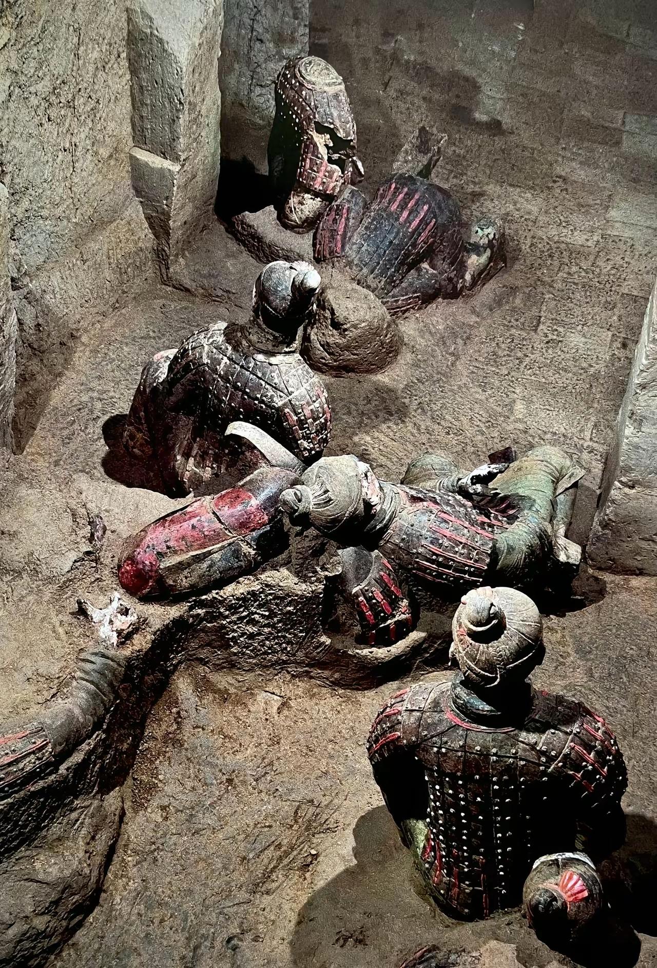 刚出土的兵马俑其实都是有颜色的，只是经过空气后，迅速褪色，恢复了最原始的土胚色。