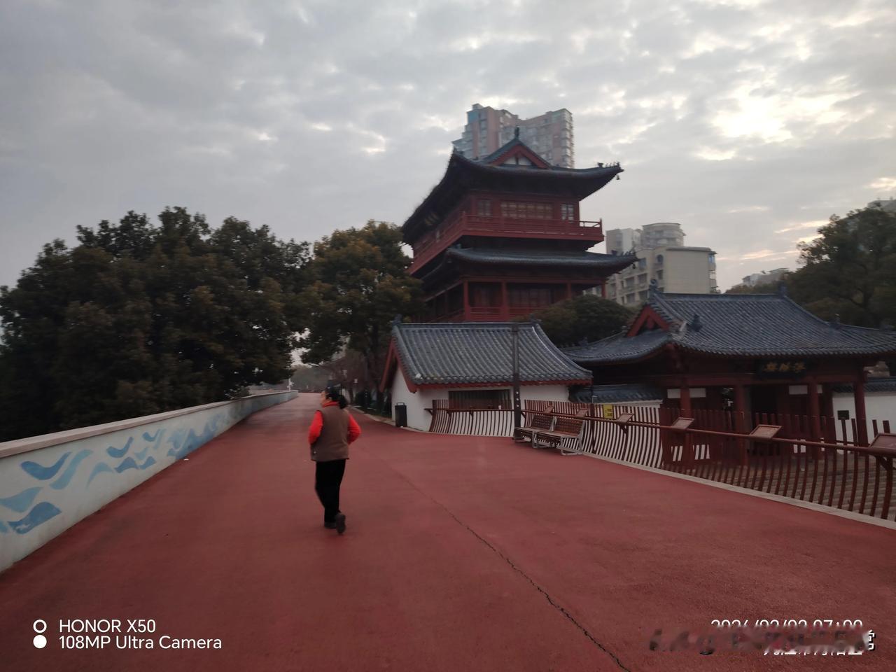 长江岸边晨练“上头条聊CBA”