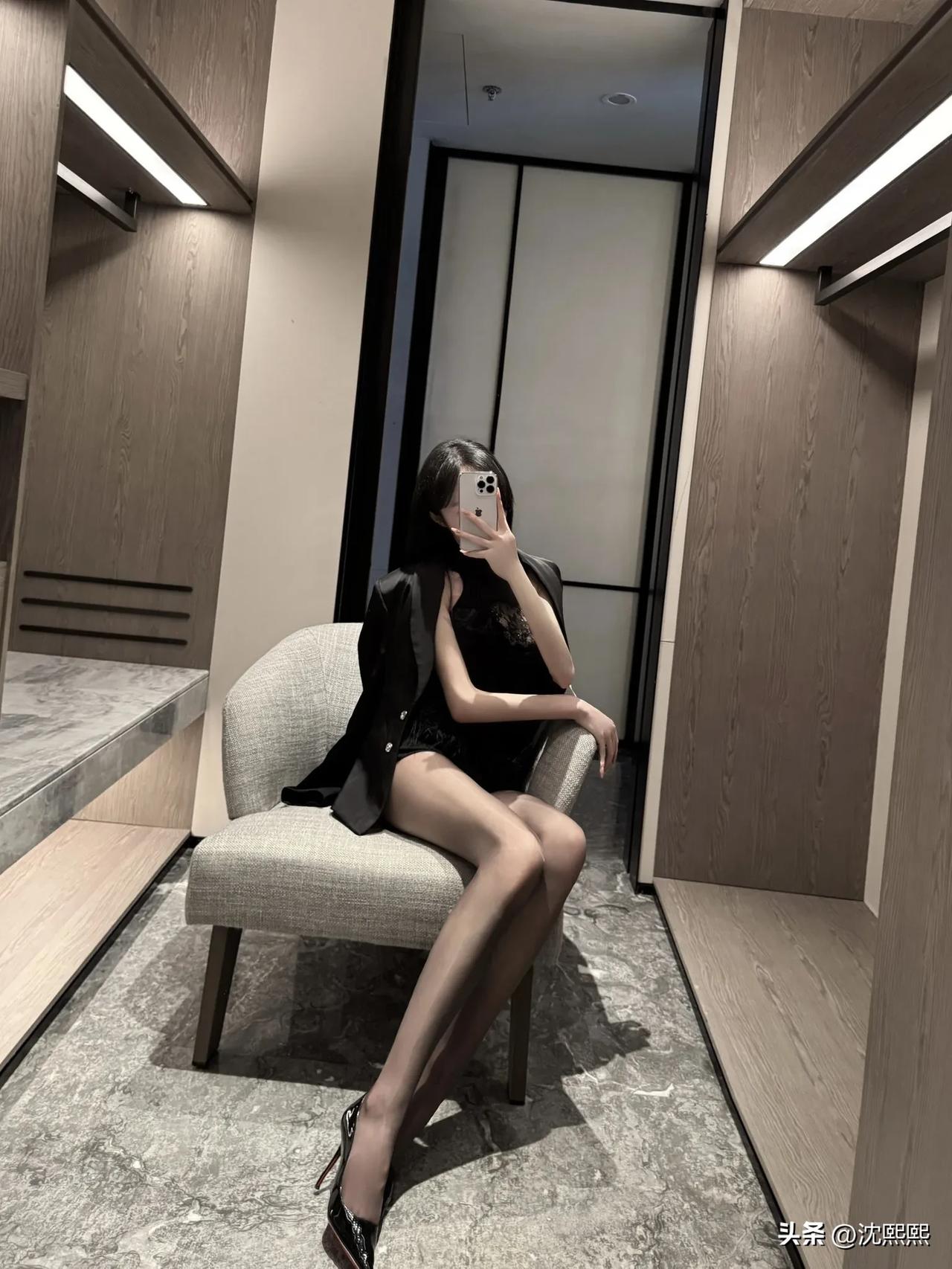 高跟鞋配袜子会怎样? 高跟鞋配袜子这事儿，评价那是两极分化。有人觉得是最丑打扮，