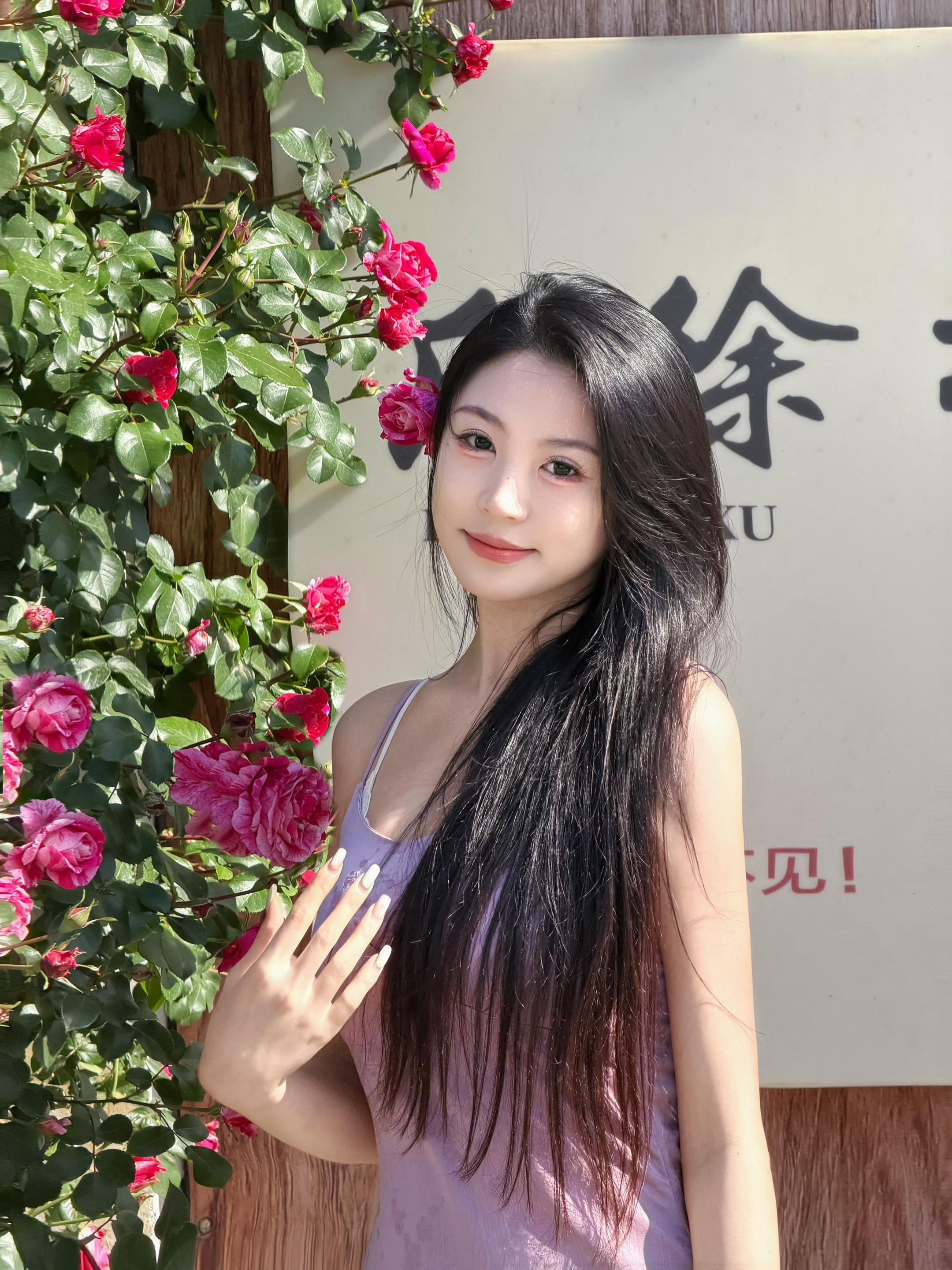 我途径一场花的盛开  想把它们拍给你看 我拍给你看 不是为了称赞花很好...