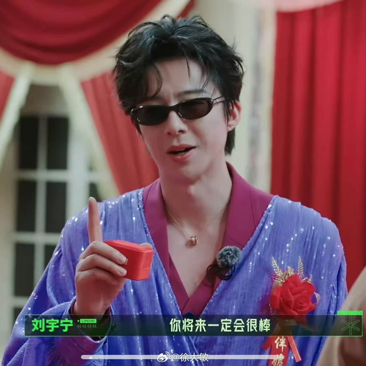 张凌赫帮金靖拽衣服显腰身张凌赫刘宇宁好懂金靖一句提醒加上上手整理的配合，分工默契