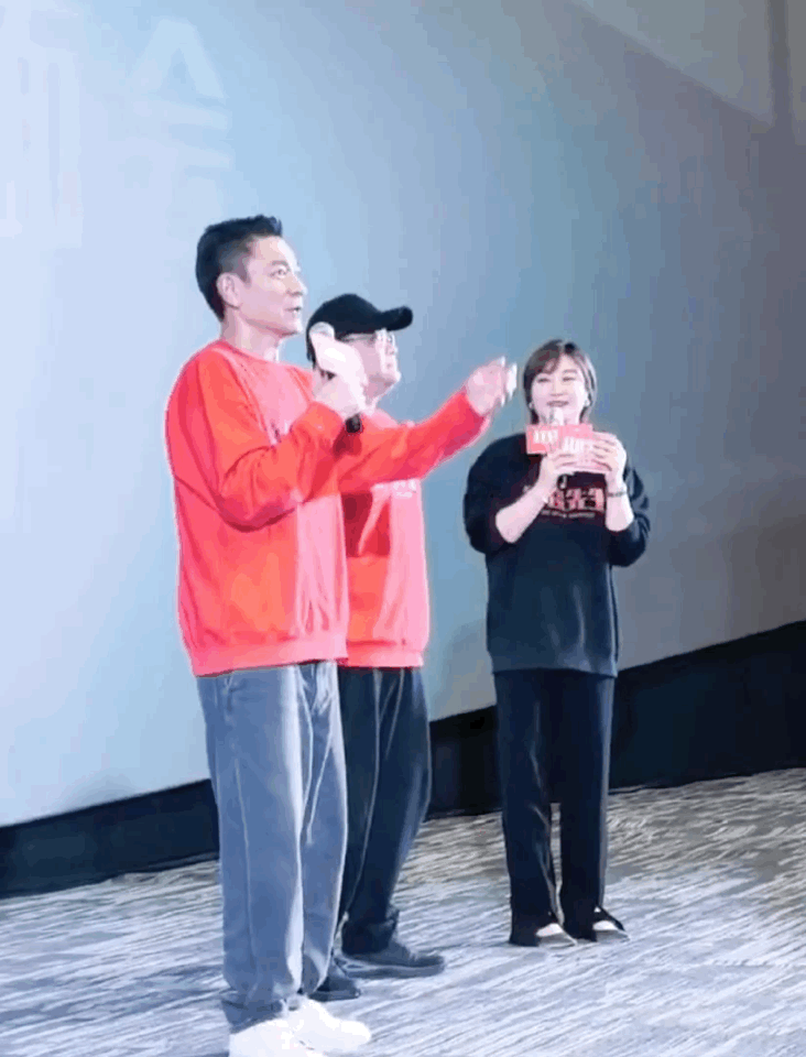 #刘德华路演现场大合唱恭喜发财# 哇偶，全场一起合唱《恭喜发财》是种什么体验啊，