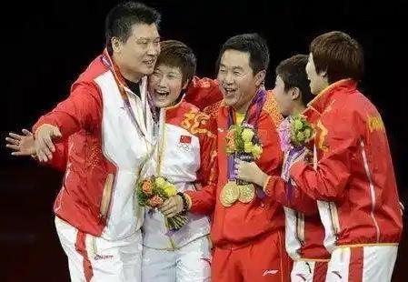 两位国乒教练与3朵金花相拥同框

我认出了高大修伟的功勋教练李隼与喜容绽放的丁宁