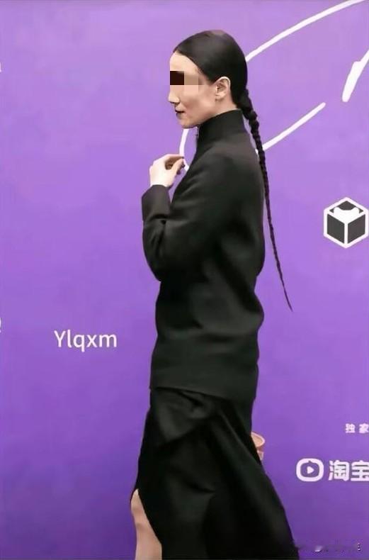 提笼架鸟是某些群体的文化传承，金钱鼠尾亦可视为一种同族基因的延续，它们共同构成某