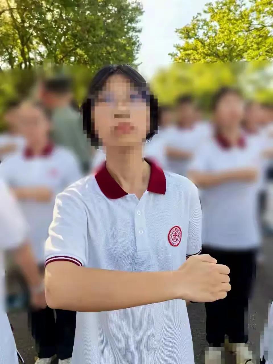 高一女生军训，15岁的欧阳同学在军训第4天的时候，倒地后送医院死亡。

15岁的
