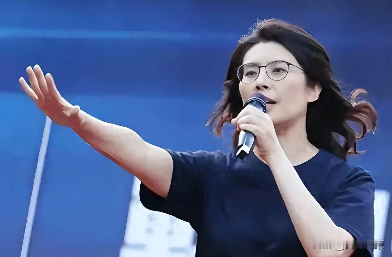 “我是中国人”狂潮：郑丽文当选背后的台湾深蓝涌动
主席选举结果出了，郑丽文赢了，