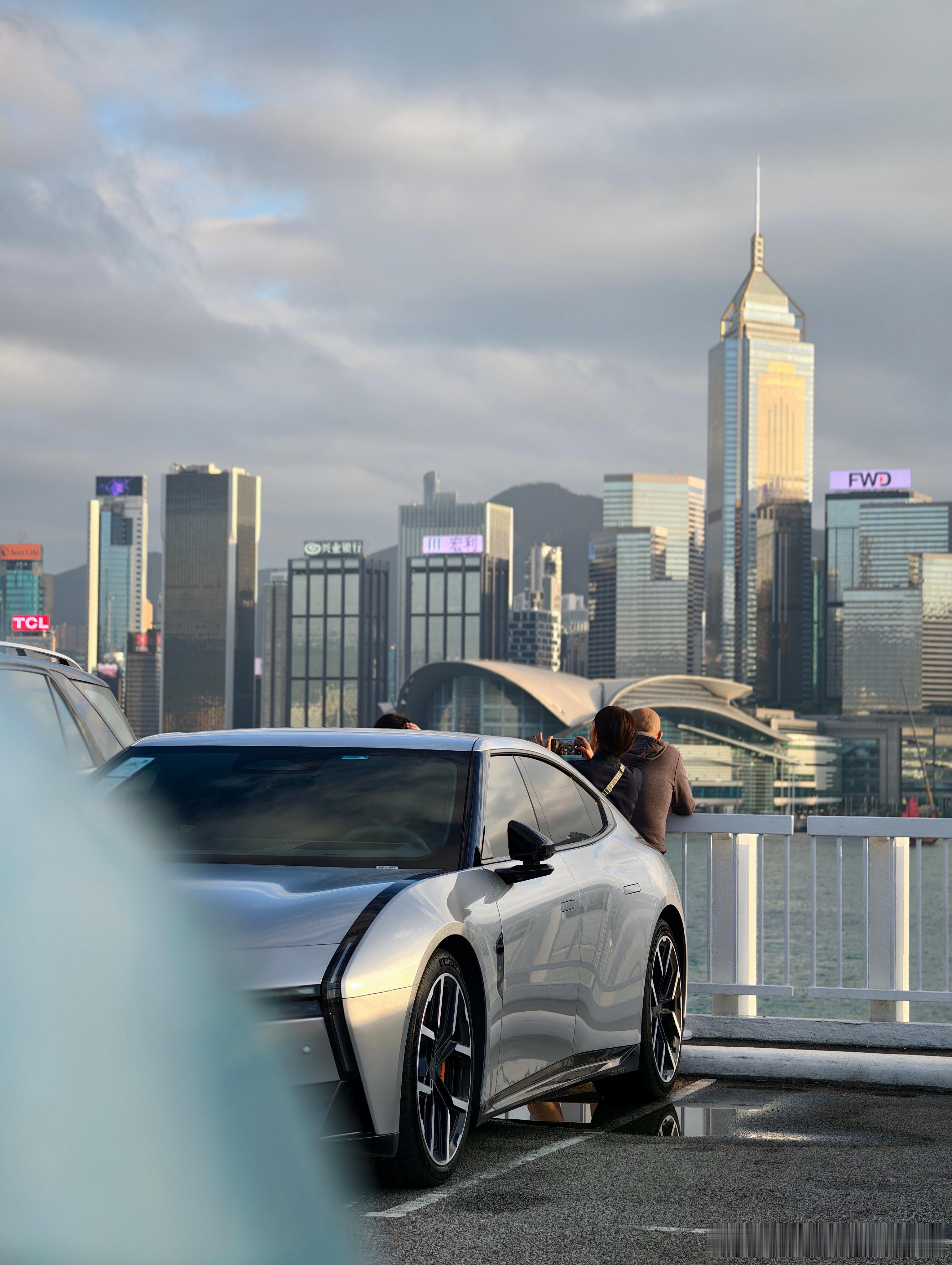 见证历史！粤车南下首日，小鹏P7车主第一次自驾进香港，NGP竟全程稳定运行。背后