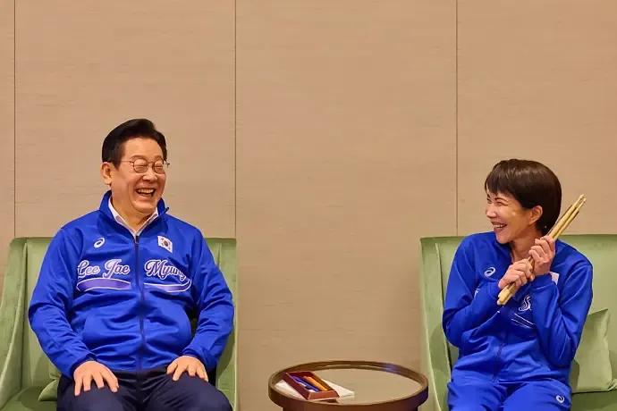 这个日本右翼军国主义分子高市早苗深度鞠躬迎接韩国总统李在明到访，她还打架子鼓娱乐