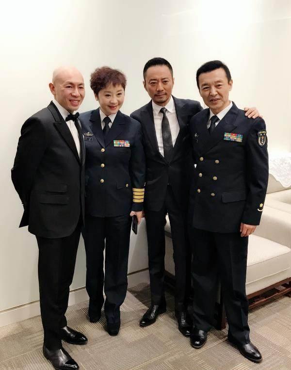 这张合照我只认出了身着深蓝色海军制服、英姿隽爽的唐静与王强，还有西装革履、目光沉