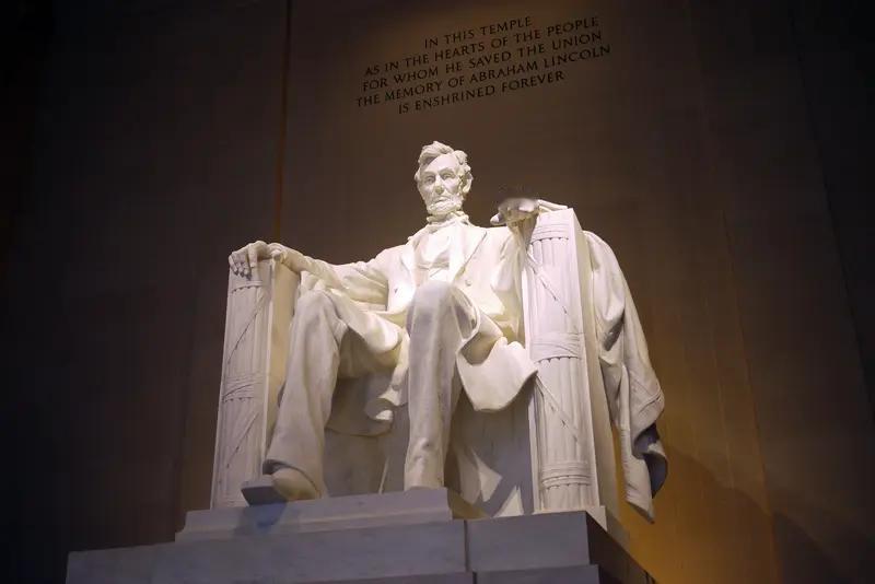 专家帅化民一语道破天机：林肯号航母看着威风，在高烈度对抗中就是一座移动的“铁棺材