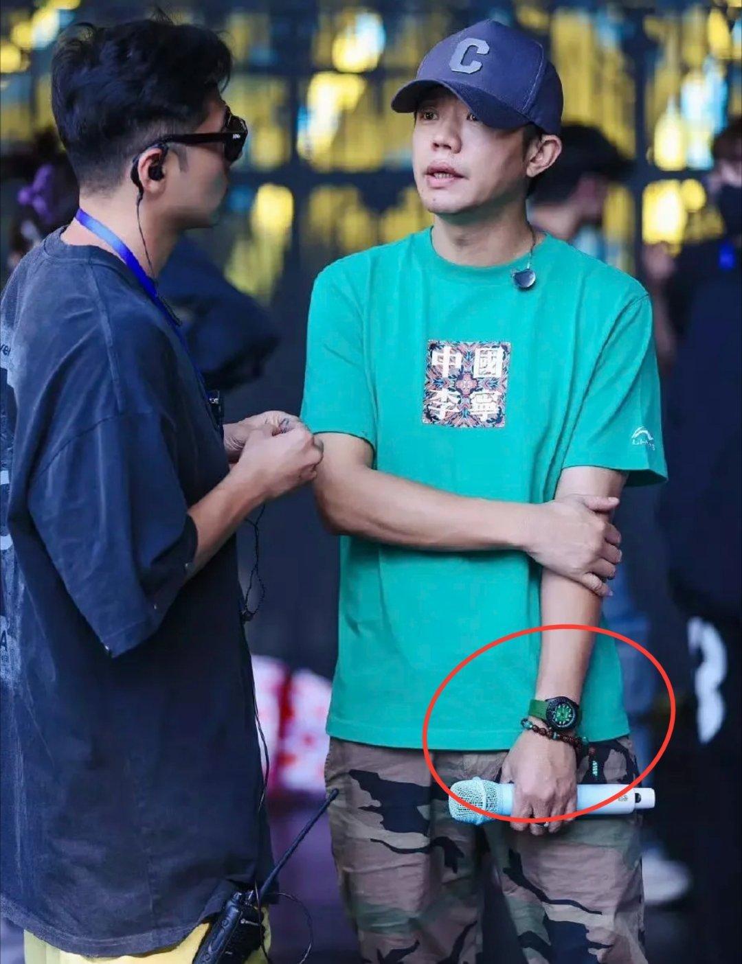 曾毅手表图案争议 大家在这里热议，而电商平台上的这款手表卖火了，真的没有想到的。