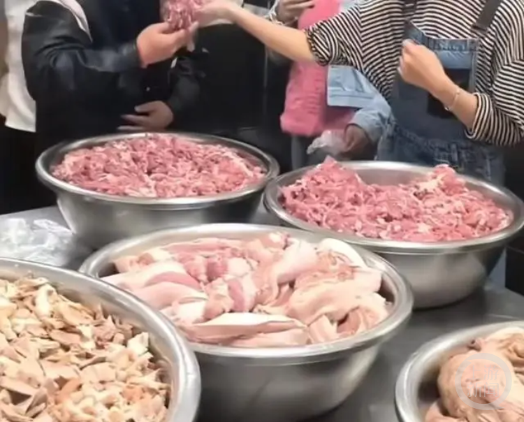 一问到底 | 昆明一学校“臭肉风波”五大疑问：臭肉年份几何？