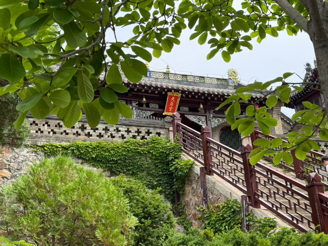 小暑的城市太闷了，带爸妈来辽宁大孤山反而安心很多。这里本身就是有底蕴的道教名山，