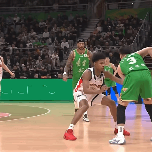 本场比赛赵继伟￼手感火热，上场27分钟17投8中，三分13中6、罚球2中1砍全场