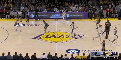 斯玛特这个失误，太抽象了！[捂脸]

你哪怕是传出界外去，也不至于让对手打一个反