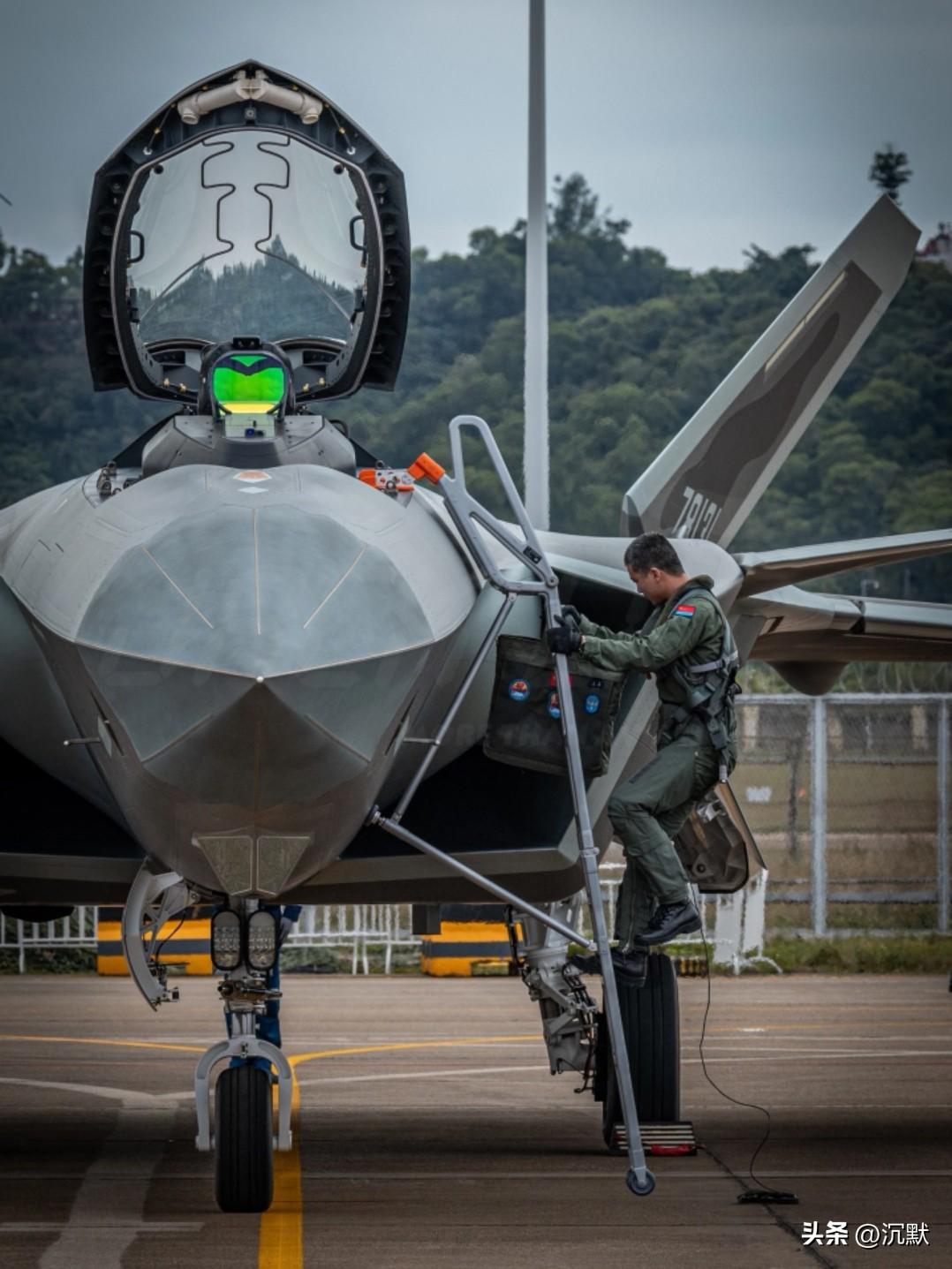 【近距离感受重型机的魅力——歼20威龙！】不得不说歼20做工顶级，体格霸气，科幻