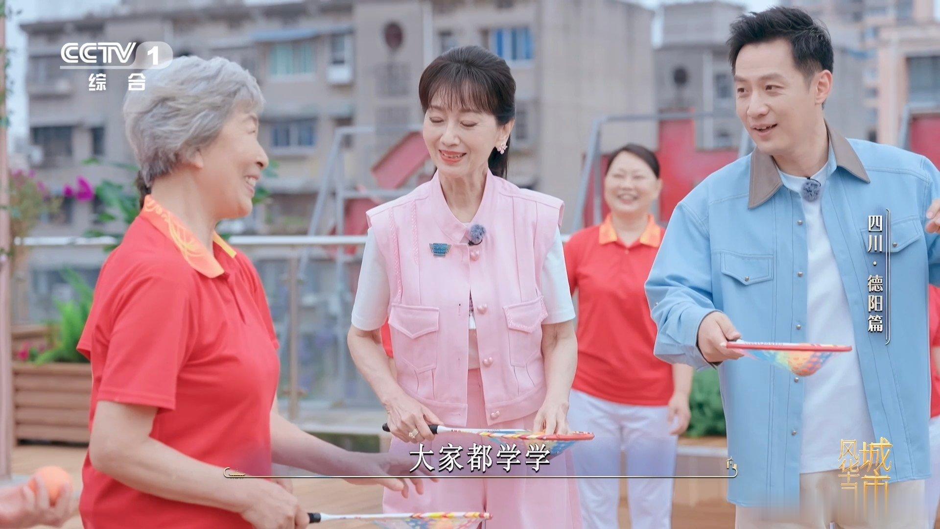 退休阿姨简历拿出来惊人不靠噱头全是实打实的经历，这位退休阿姨的过往实在太有分量 