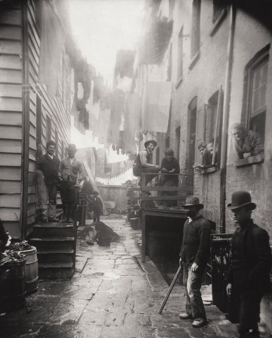 1888年，纽约，一个匪帮的据点 