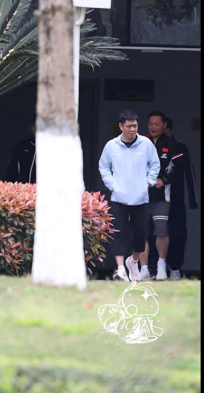 大头上训啦！邱指导走在最前面，今天没看到莎莎的身影？
 
3月23日，国乒队又开