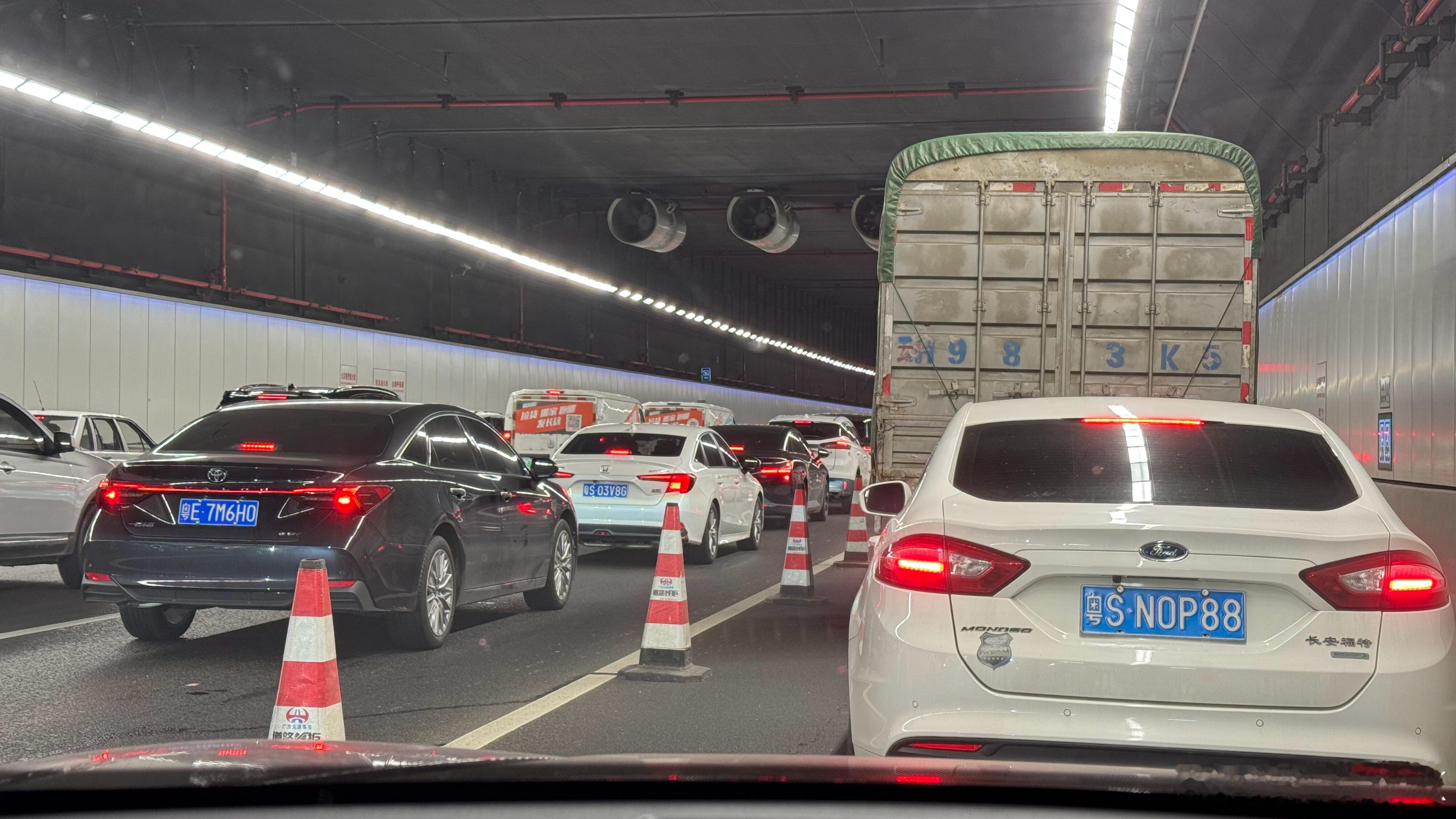 这么早就开始堵车？？？？还是一动不动那种….有毒深中通道逢节假日就这样比以前虎门