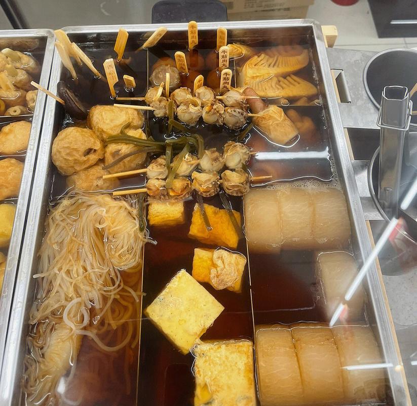 一个人住以后，冰箱里基本只有两样东西。冰水和速冻水饺。不是不会做，是懒得开锅。每